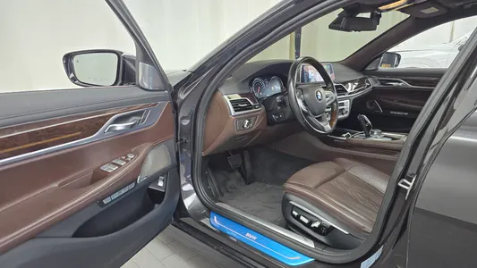 BMW 7 Series (G11) 750Li xDrive 2016 10