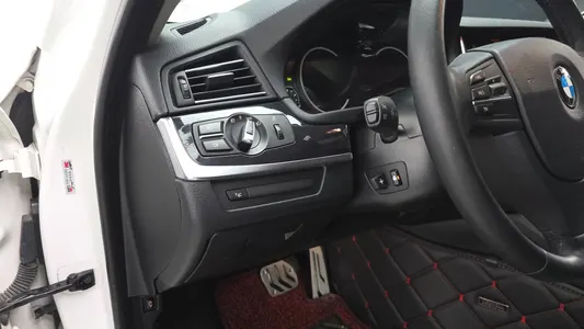 BMW 5 Series (F10) 520d M 2015 13