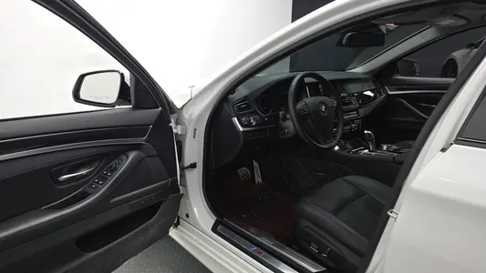 BMW 5 Series (F10) 520d M 2015 10