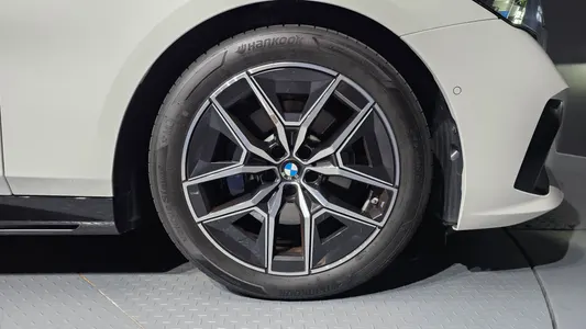 BMW 5 Series (G60) 523d M 2025 21