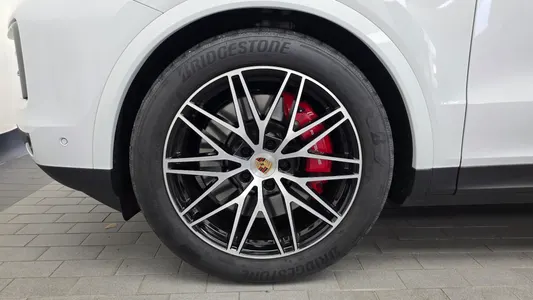 Porsche (PO536) 3.0 S E- 2025 5