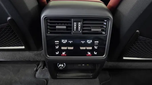Porsche (PO536) 3.0 S E- 2025 19
