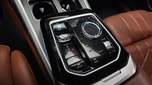 BMW 7 Series (G70) 740i sDrive 2023 8