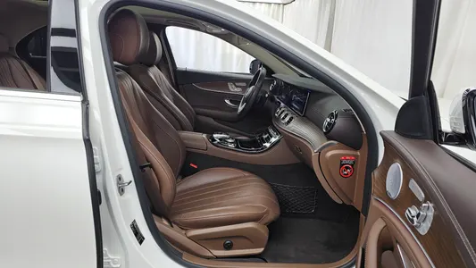 Mercedes-Benz E-Class W213 E300e 2019 11