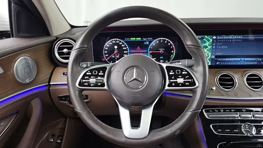Mercedes-Benz E-Class W213 E300e 2019 13