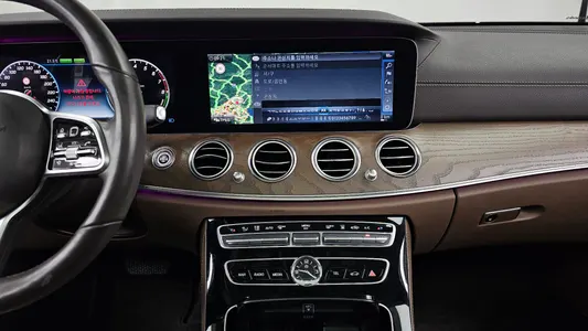Mercedes-Benz E-Class W213 E300e 2019 14