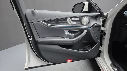 Mercedes-Benz E-Class W213 E220d 4MATIC AMG Line 2022 24