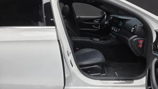 Mercedes-Benz E-Class W213 E220d 4MATIC AMG Line 2022 26