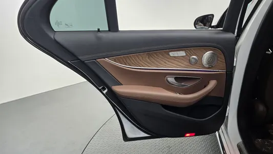 Mercedes-Benz E-Class W213 E220d 4MATIC 2023 25