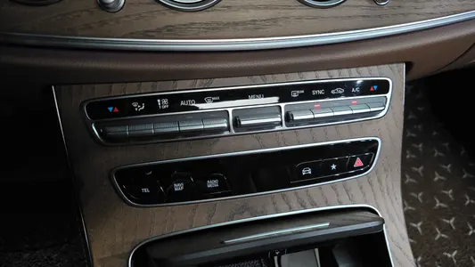 Mercedes-Benz E-Class W213 E220d 4MATIC 2023 32