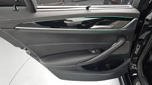 BMW 5 Series (G30) 530e M 2023 25