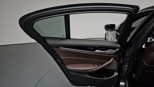 BMW 5 Series (G30) 530e M 2021 25