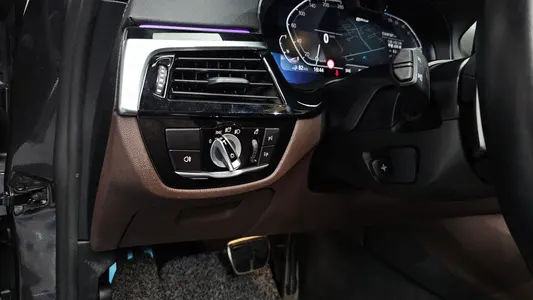 BMW 5 Series (G30) 530e M 2021 35
